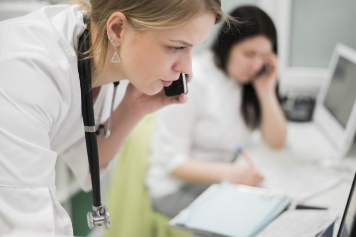 medecin urgentiste au telephone